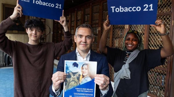 Des Cox and two teenagers from Foroige launch the Tobacco 21 advocacy campaign